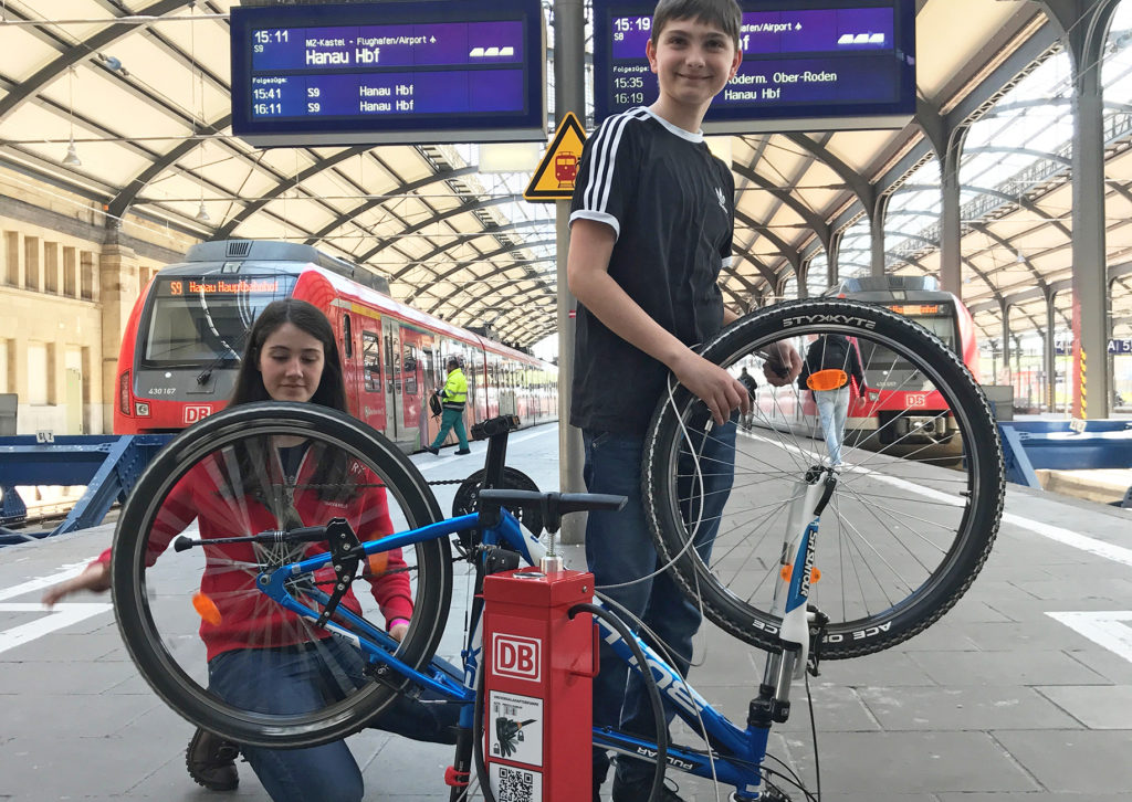 fahrrad reparatur vor dem hbf wiesbaden