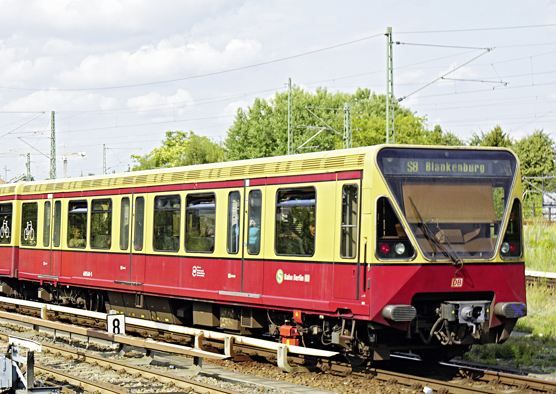 Eine Berliner S-Bahn der Linie S8 in Fahrt