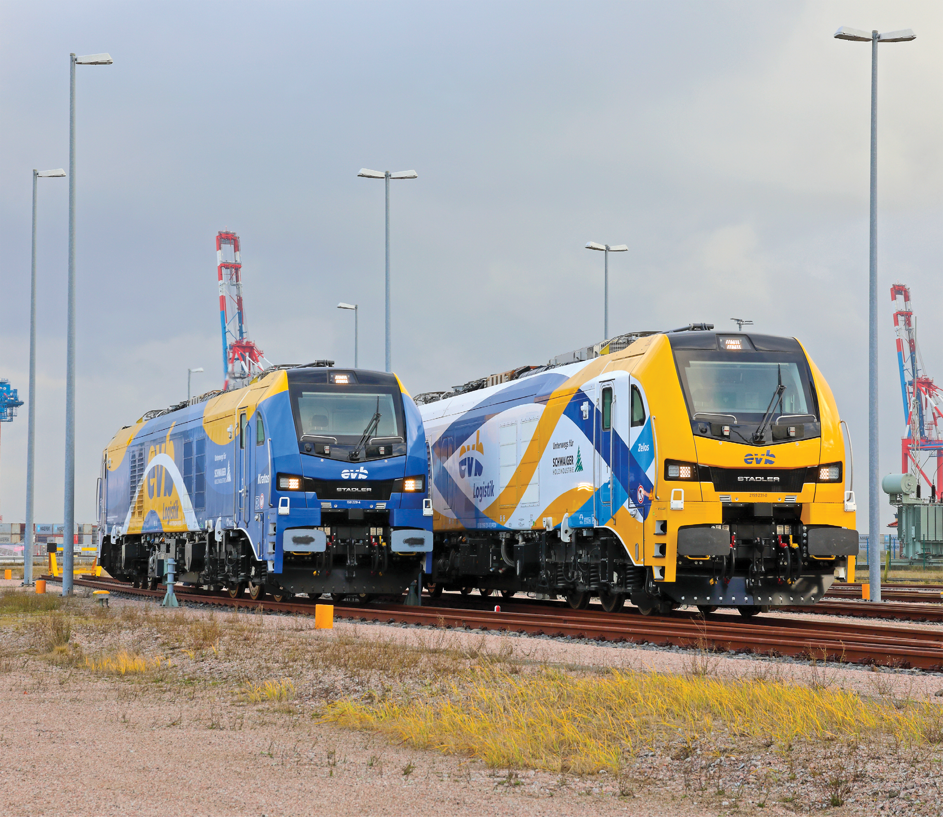 Zwei neue Eurodual der Eisenbahnen und Verkehrsbetriebe Elbe-Weser im Dezember 2023 auf den Gleisanlagen des Jade-Weser-Ports in Wilhelmshaven
