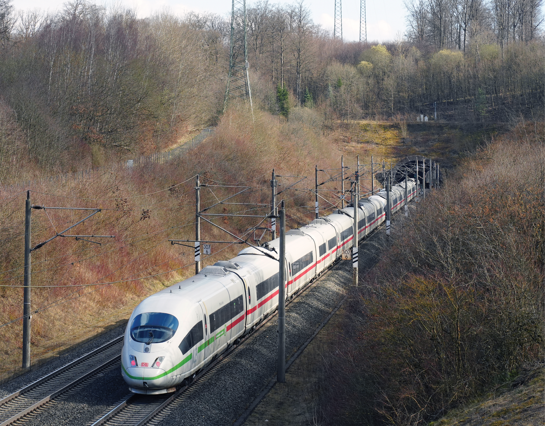 ICE 3 auf der Strecke zwischen Fulda und Würzburg