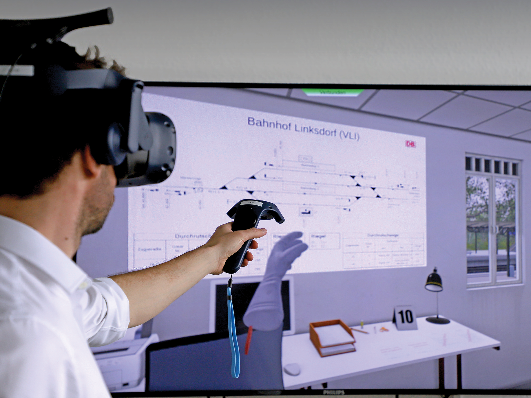 Teilnehmer führt in der Virtual Reality-basierten Simulationssoftware #VRStw die Fahrwegprüfung im Bahnhof Linksdorf durch