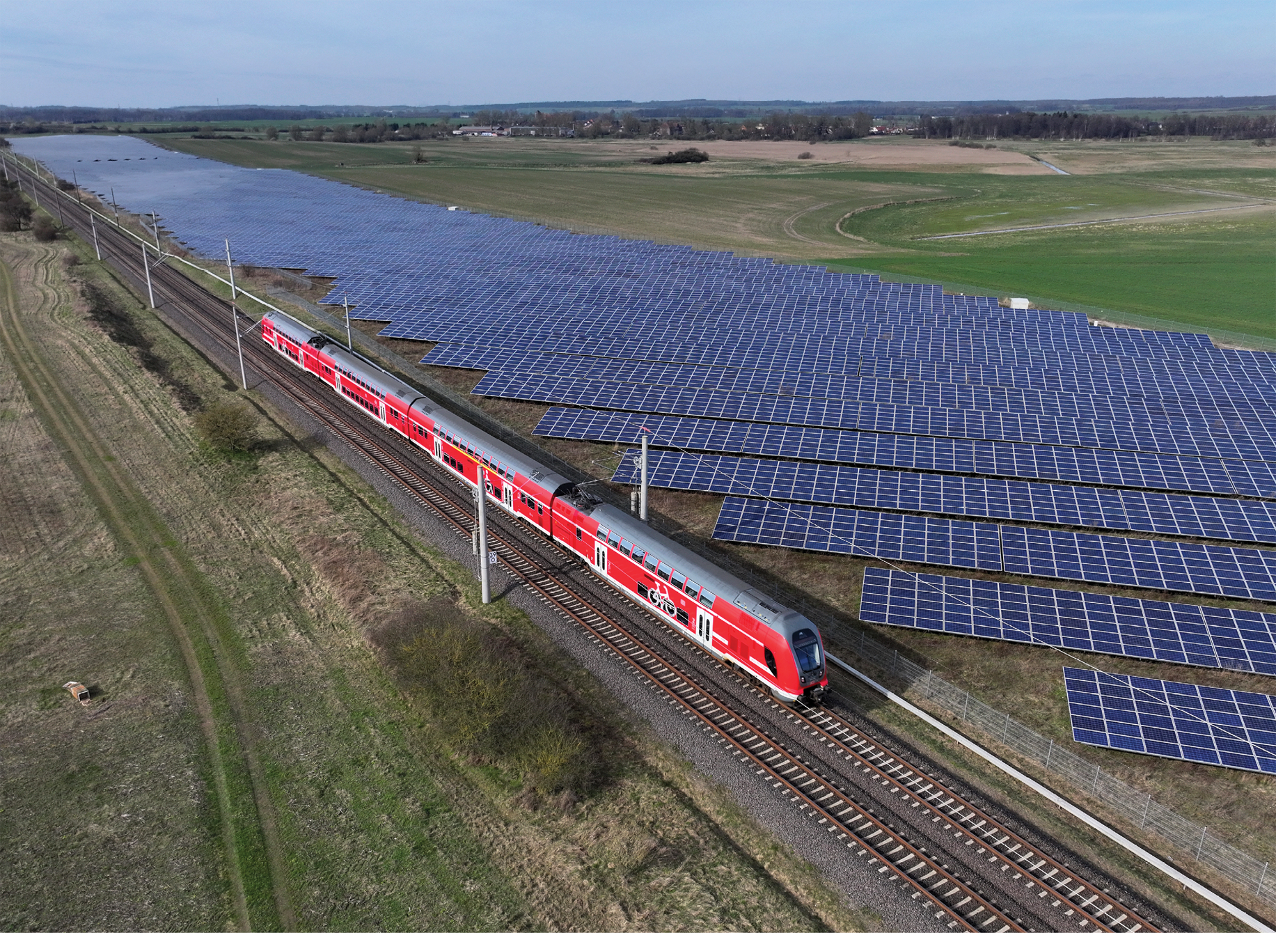 Klassischer Oberleitungszug (EMU) der Baureihe 445