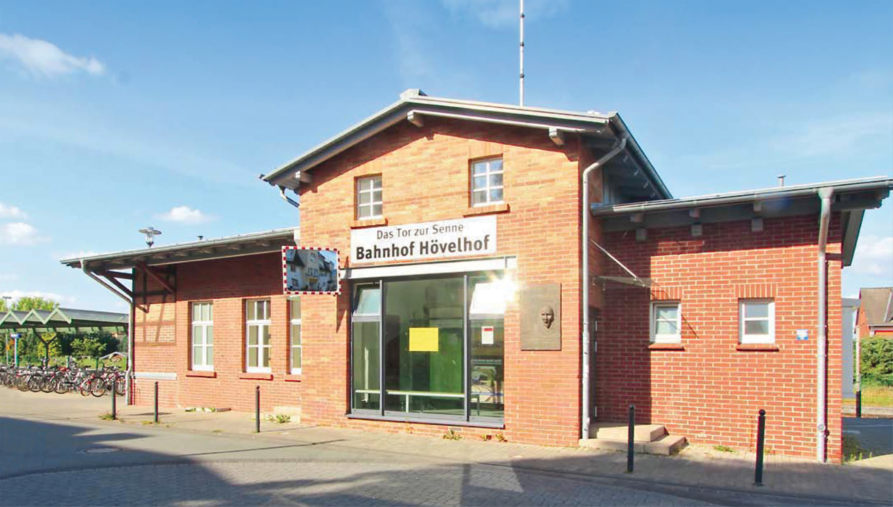 Bahnhofsgebäude Hövelhof, rechts neben dem Eingang ist die Gedenktafel für die sowjetischen Gefangenen