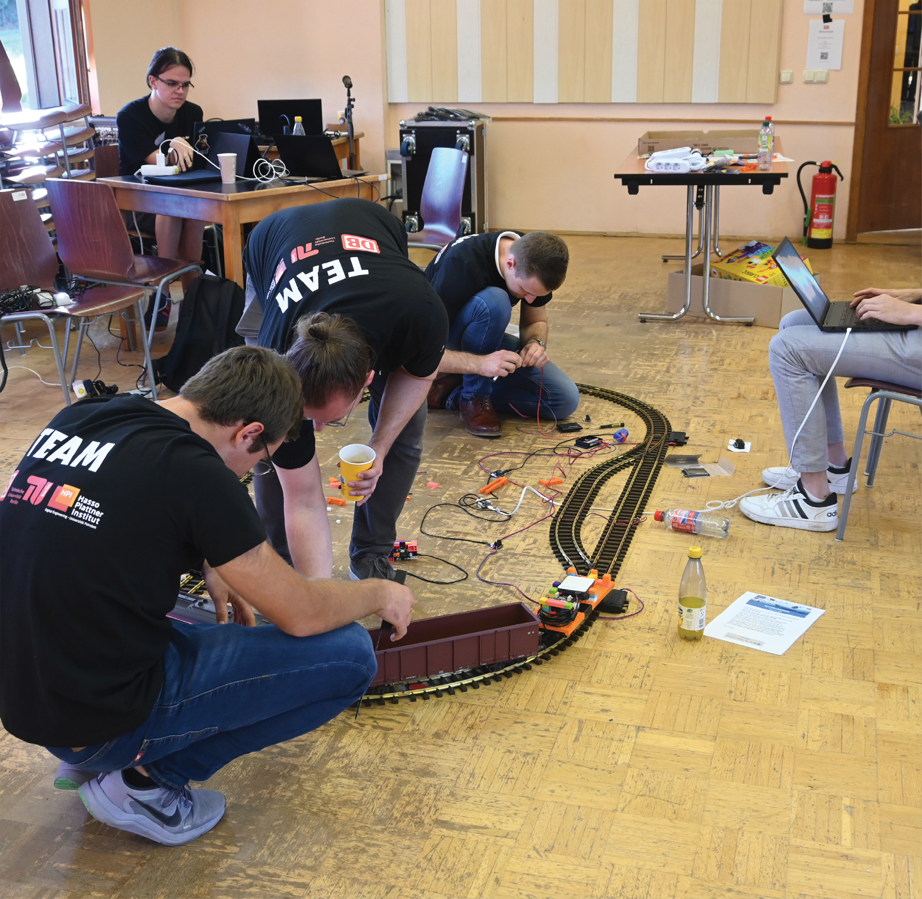 Basierend auf dem Know-how des Betriebsfeldes wurde auf der Digital Rail Summer School ein Hackathon durchgeführt, bei dem Studierende der Fachrichtungen Verkehrswesen und Informatik Sensorik- und Steuerungsaufgaben mit Sensorkits anhand einer Gartenbahn lösten