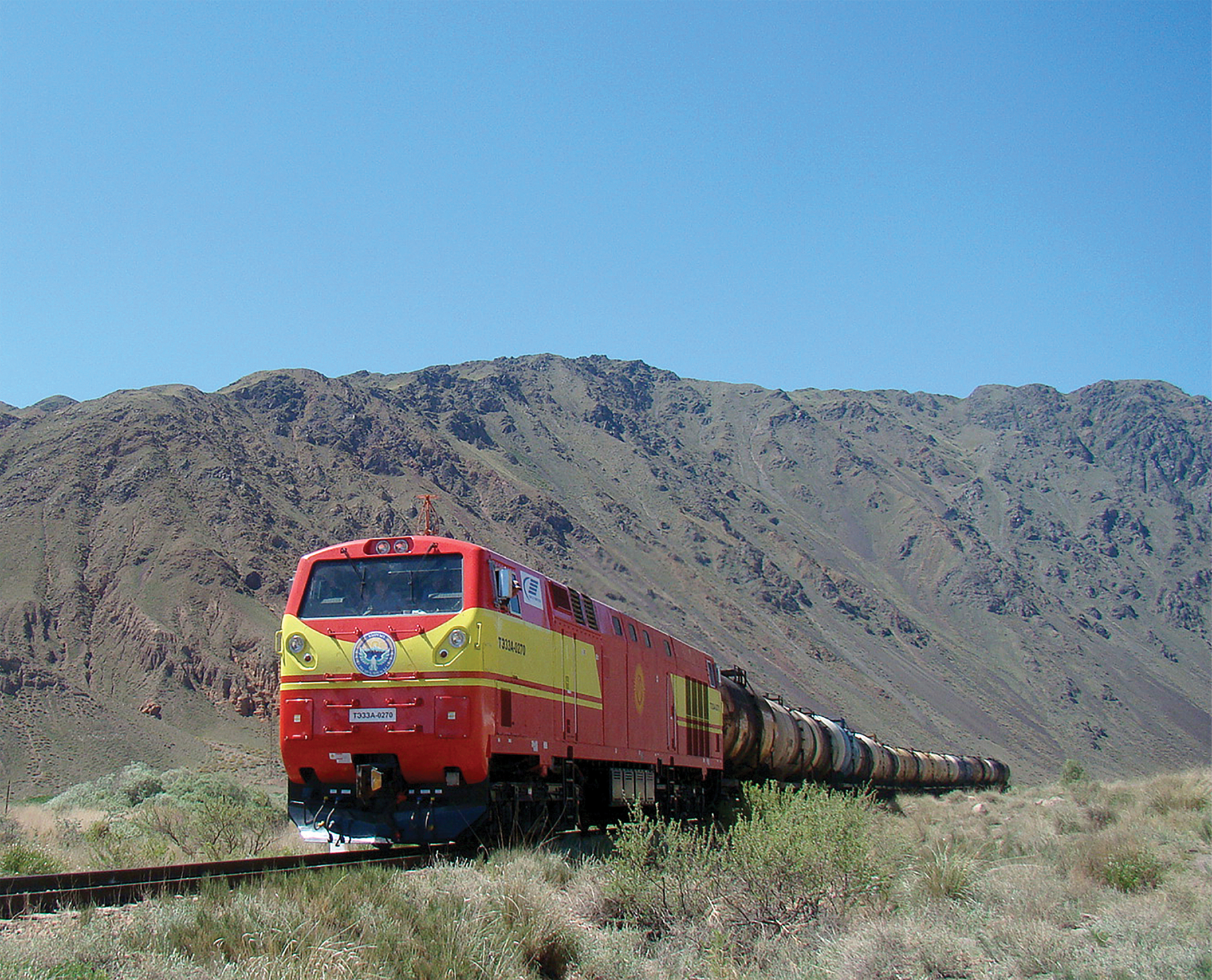 Öltransport der kirgisischen Eisenbahn unterwegs im Gebirge