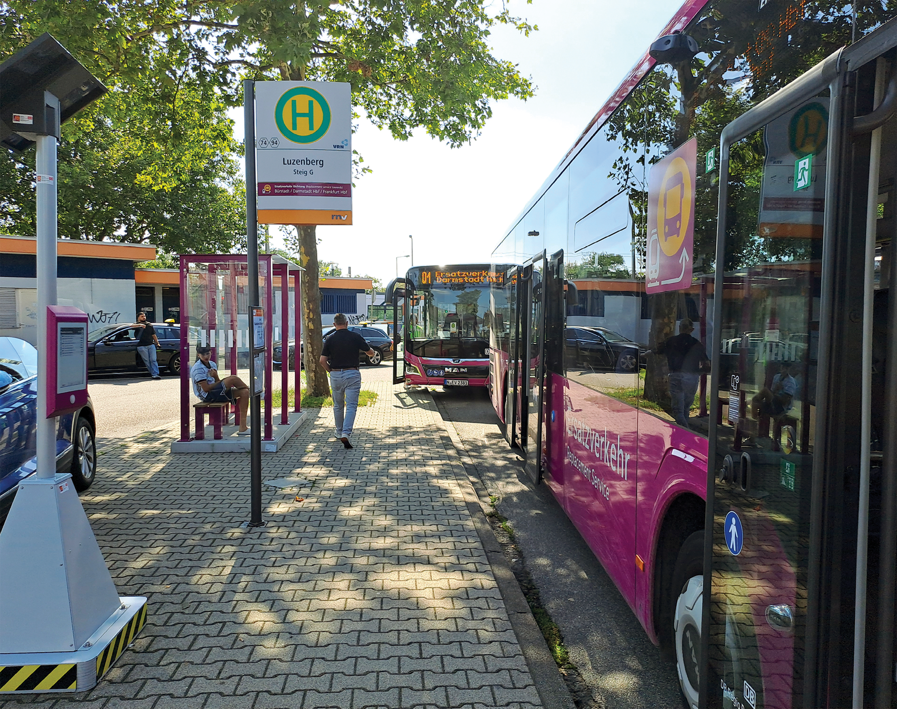 Haltestelle Mannheim-Luzenberg, Wartehalle, E-Paper-Stele und Ersatzverkehrsbus