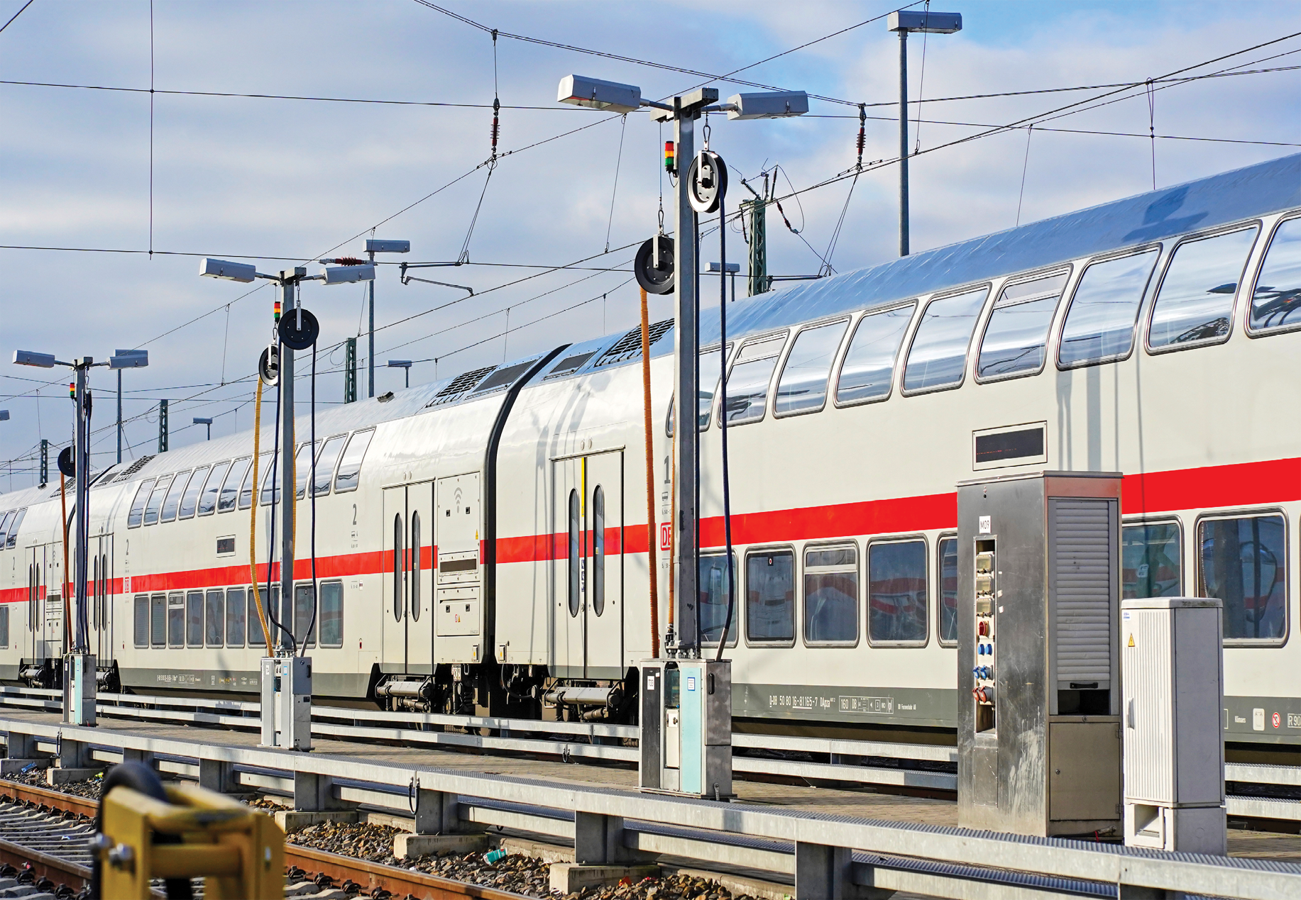 IC von DB Fernverkehr in einer Tageswende am Behandlungsbahnsteig